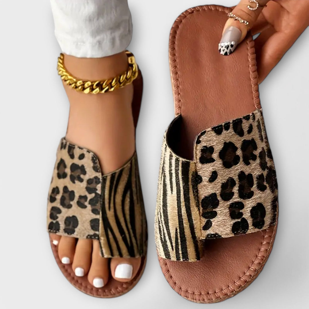 HÜBSCHE ZWEIFARBIGE SANDALEN MIT LEOPARDENPRINT