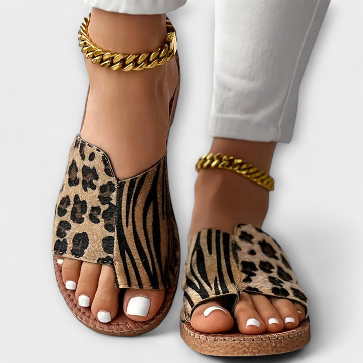 HÜBSCHE ZWEIFARBIGE SANDALEN MIT LEOPARDENPRINT