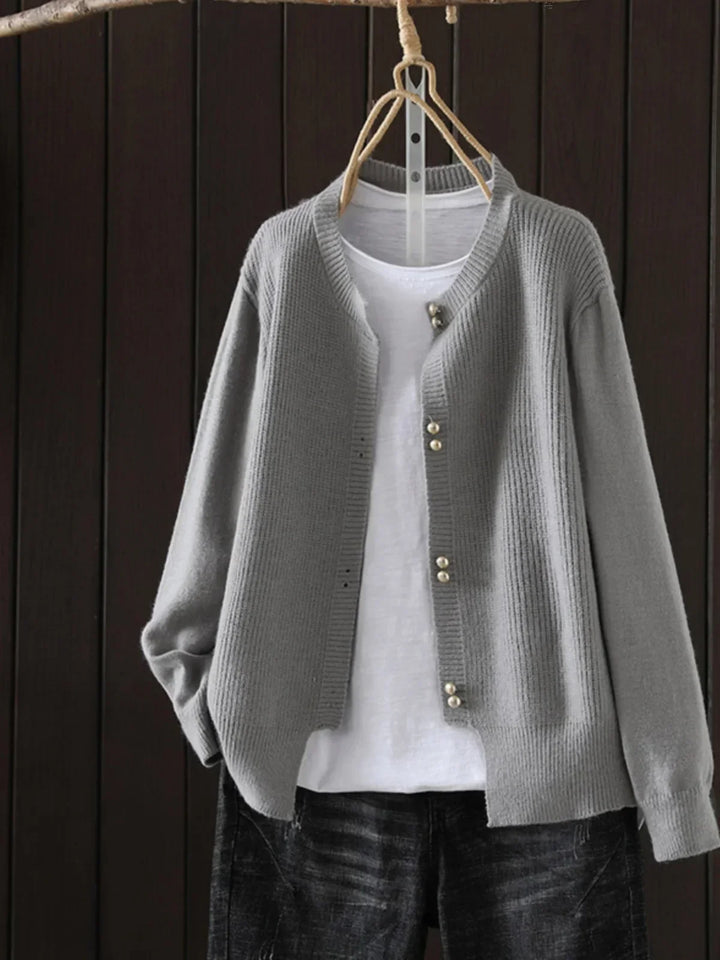 ELARA | STRICKJACKE MIT PERLMUTTKNÖPFEN