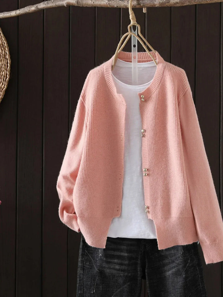 ELARA | STRICKJACKE MIT PERLMUTTKNÖPFEN
