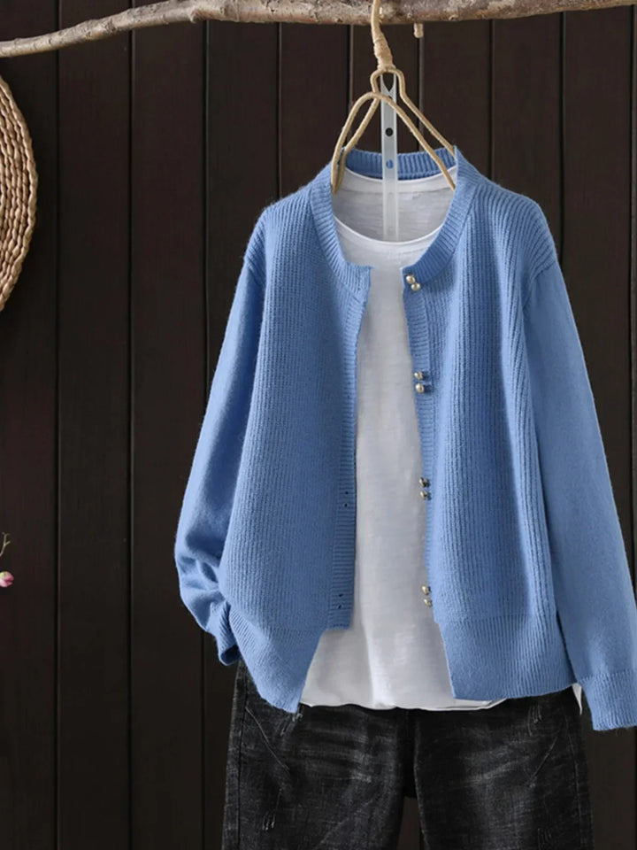 ELARA | STRICKJACKE MIT PERLMUTTKNÖPFEN