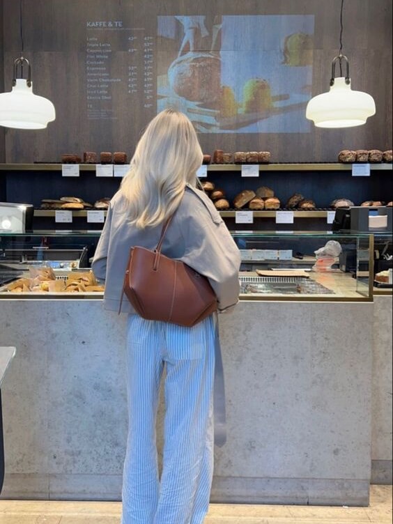 Pernilla – Elegante Tasche mit seitlichen Abschlüssen