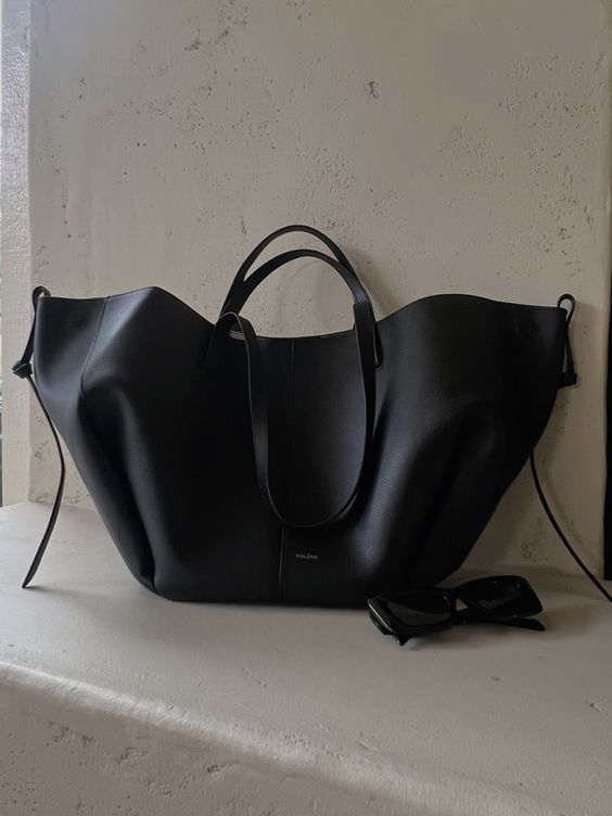 Pernilla – Elegante Tasche mit seitlichen Abschlüssen