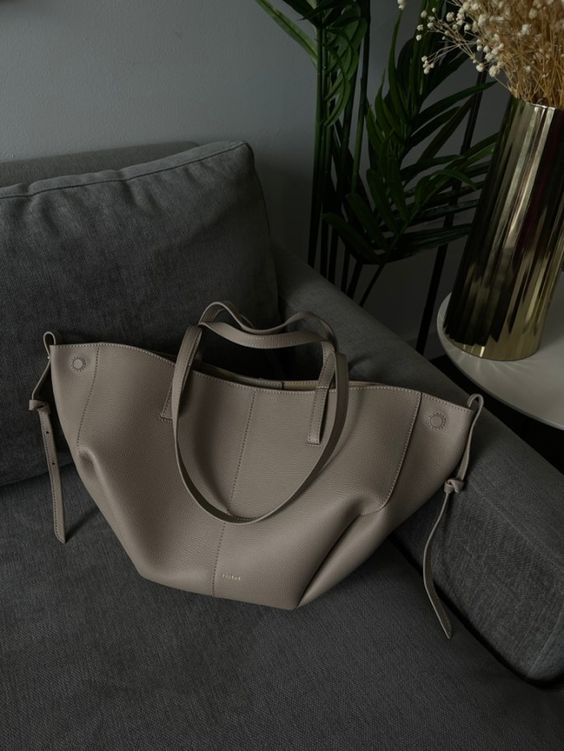 Pernilla – Elegante Tasche mit seitlichen Abschlüssen